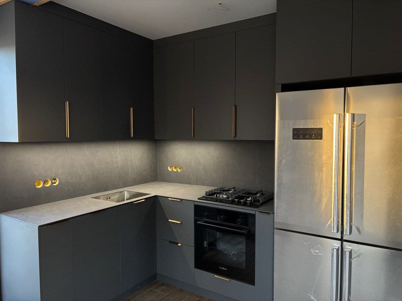 Кухня в сером камне