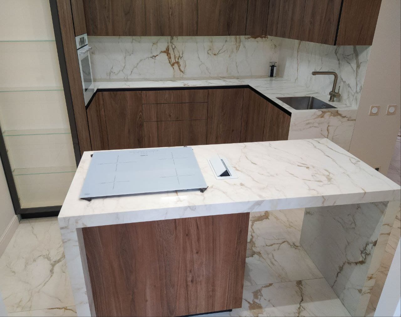 Кухня под белый мрамор