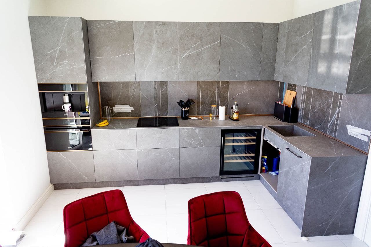 Кухня серая с белым полом